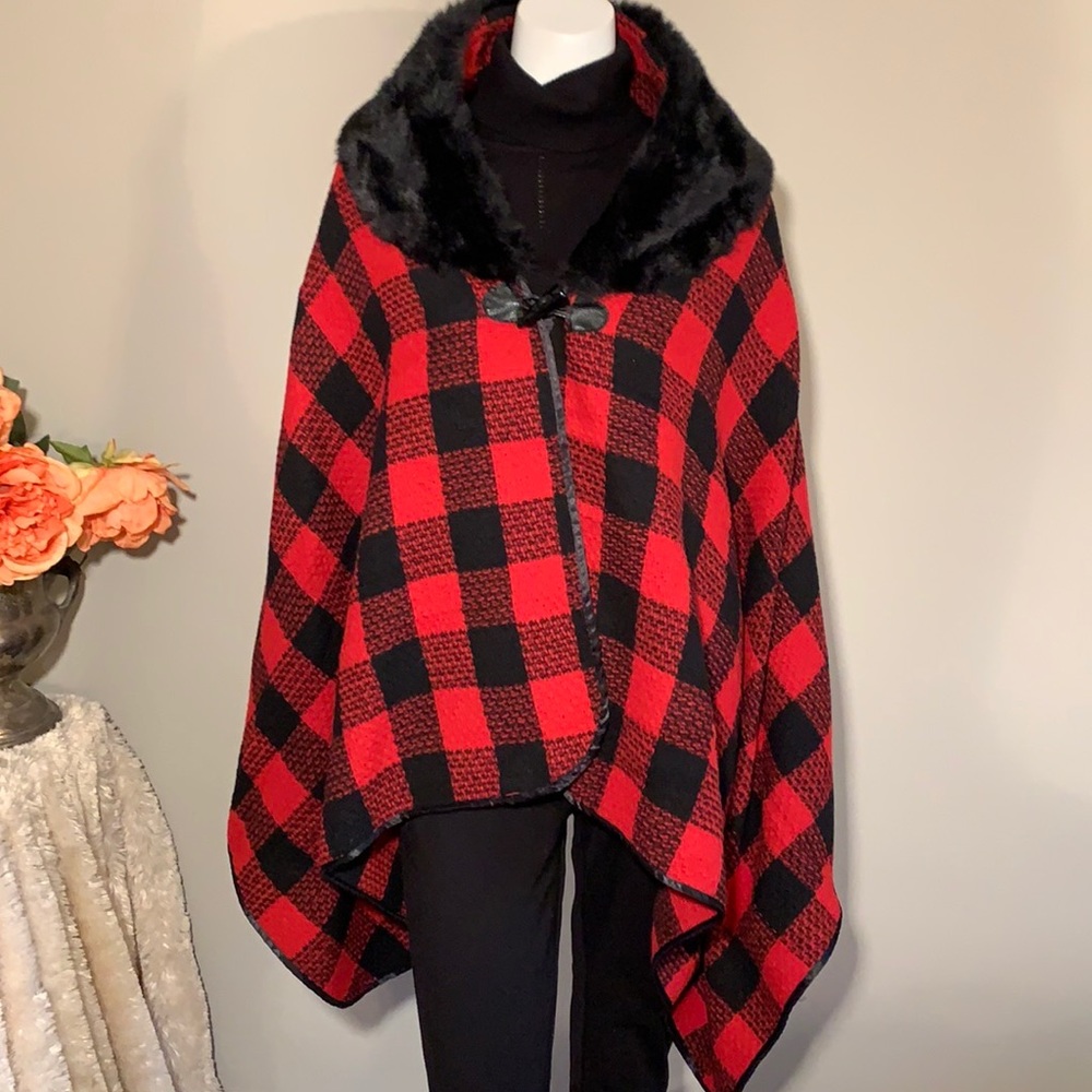 ♥️🖤 Buffalo check Fashion Cape with faux fur collar